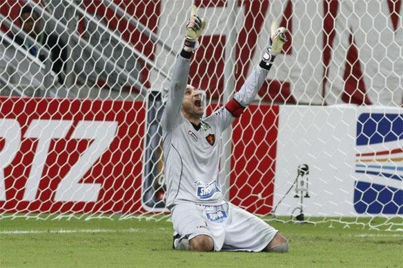 Goleiro comemora um dos trs pnaltis defendidos diante do Nutico e garante classificao do Sport s oitavas de final da Copa Sul-Americana de 2013