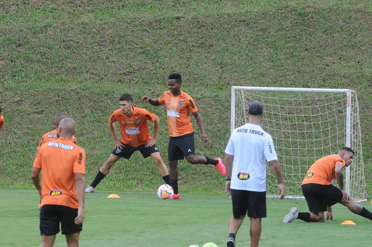 Treino do Atltico nesta segunda-feira, na Cidade do Galo, contou com a volta do meia  Juan Cazares. Direo no chegou a acordo para vend-lo a clube saudita. Tcnico Rafael Dudamel relacionou 23 jogadores para a viagem a Santa Fe, local da estreia na Sul-Americana, quinta-feira, contra o Unin-ARG. Jogador equatoriano ficou fora da lista.