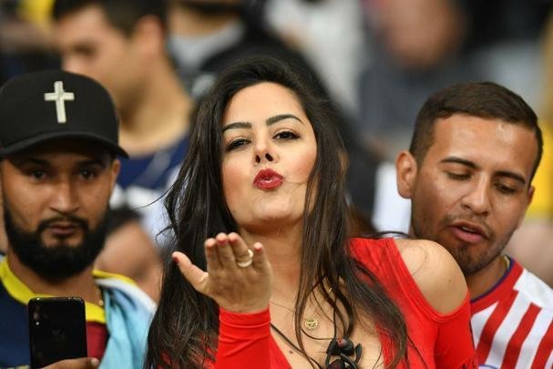 Larissa Riquelme manteve tradio de colocar celular entre os seios, foi calorosa com torcedores e apoiou Paraguai de forma efusiva no Mineiro
