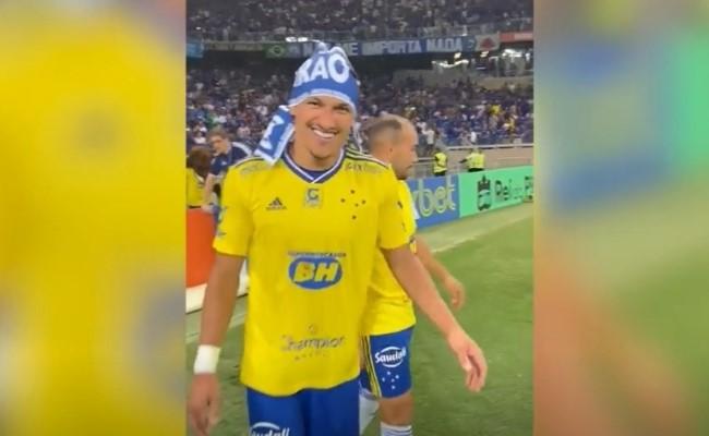 Luvannor comemorou a vitória do Cruzeiro com os companheiros