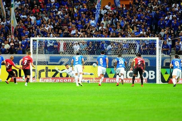 Lances do primeiro tempo de Cruzeiro x Athletico-PR, no Mineiro, pela 12 rodada do Brasileiro; time paranaense saiu na frente na etapa inicial com gol de pnalti do lateral Jonathan