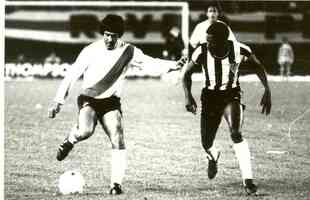 O primeiro confronto entre as equipes aconteceu na fase semifinal da Copa Libertadores de 1978. No Monumental de Nuez, em Buenos Aires, vitria dos donos da casa por 1 a 0, gol de Juan Jos Lopez, aos 8 minutos do primeiro tempo.
