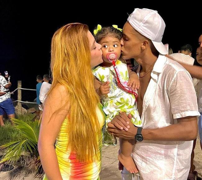 Pedrinho e sua esposa beijam a filha no ano novo