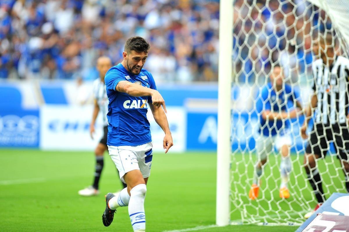 Cruzeiro pressionou o Atltico nos minutos iniciais e abriu o placar aos 3, com gol de cabea de Arrascaeta