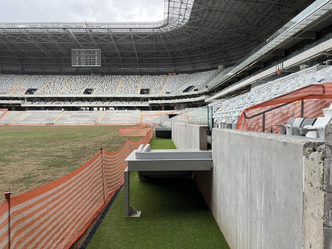 Separao do setor Oeste nas arquibancadas inferiores para o gramado