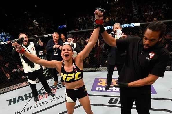 UFC 196, em Las Vegas - Amanda Nunes tem o braço erguido e comemora vitória