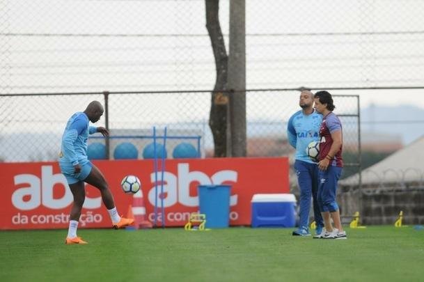 Atacante Sass durante trabalho de reabilitao com o fisioterapeuta Charles de Oliveira Costa
