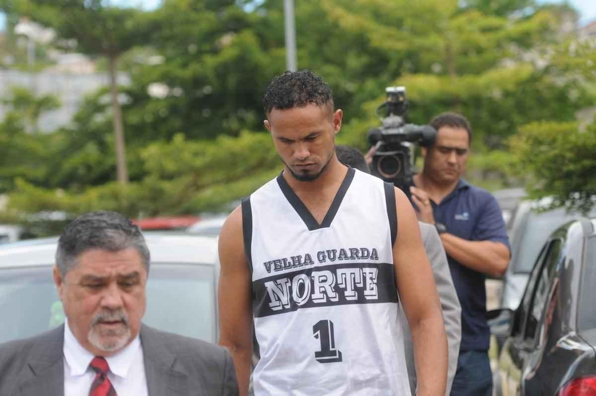 Vestido com camiseta da Galoucura Zona Norte, goleiro esteve nesta quinta-feira no Frum de Santa Luzia, na Regio Metropolitana de Belo Horizonte, para apresentar as garantias de sua liberdade