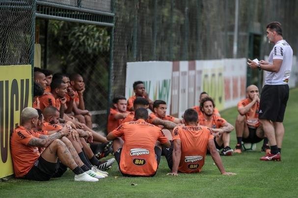 Atlético treina com Victor e Jair em campo; veja fotos