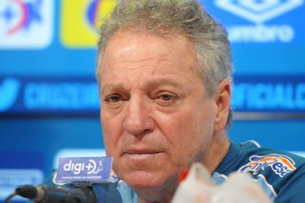 Em sua apresentao, Abel Braga diz que quebrou regra particular para ajudar Cruzeiro a escapar do rebaixamento e prometeu time ofensivo para recuperar respeito ao clube.