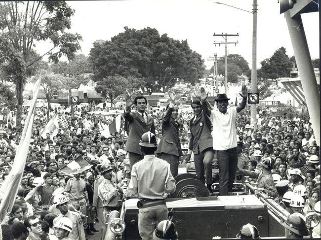 Fontana, Tosto e Piazza, do Cruzeiro, e Dario, do Atltico, em desfile de carro aberto, em Belo Horizonte, aps a conquista da Copa do Mundo de 1970.