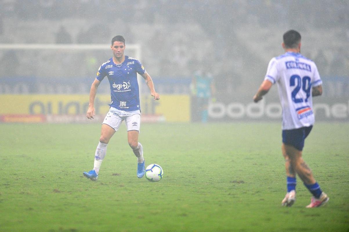 No segundo tempo, Cruzeiro n�o conseguiu a rea��o, levou bola na trave e ainda perdeu um p�nalti com o meia Thiago Neves. Torcida se revoltou e atirou sinalizadores em campo