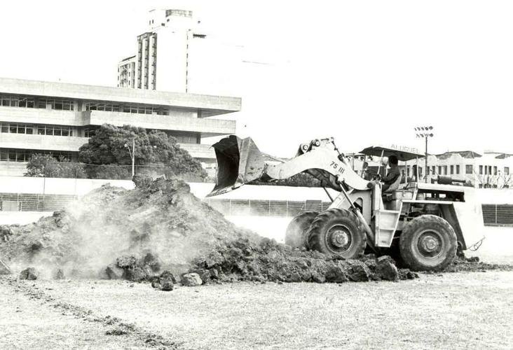 Imagens da demolio do estdio, em 1985