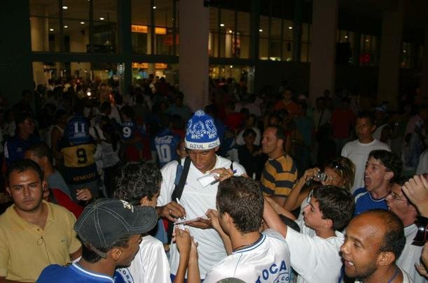 O primeiro passo do Cruzeiro em 2003 para alcanar a histrica Trplice Coroa foi dado em 16 de maro, com a conquista do Campeonato Mineiro de pontos corridos. A taa foi erguida de forma antecipada com a vitria por 4 a 0 sobre a URT, no estdio Zama Maciel, em Patos de Minas, pela 11 rodada. Deivid, Aristizbal, Alex e Maurinho marcaram os gols do triunfo. Em seguida, o elenco deu a volta olmpica, ergueu a taa diante dos cruzeirenses e desfilou em carro aberto pela cidade do interior de Minas. No retorno a BH, naquele mesmo dia, o grupo foi recebido com festa pela torcida no Aeroporto da Pampulha. O Cruzeiro foi campeo estadual invicto. O ltimo jogo foi contra o Tupi, no Mineiro.