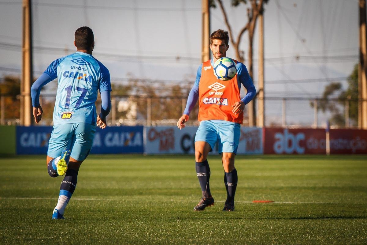 Depois de vencer o Amrica por 3 a 1 no Mineiro, o Cruzeiro se reapresentou na tarde desta sexta-feira, na Toca da Raposa II. Como de praxe, os titulares realizaram treinamento regenerativos na academia. J os reservas estiveram em campo para atividade tcnica sob orientao de Mano Menezes. O treinador, inclusive, passou a maior parte do trabalho em conversa reservada com o vice-presidente de futebol Itair Machado. O prximo compromisso do clube  contra o Atltico-PR, no domingo, s 19h, no Gigante da Pampulha. 