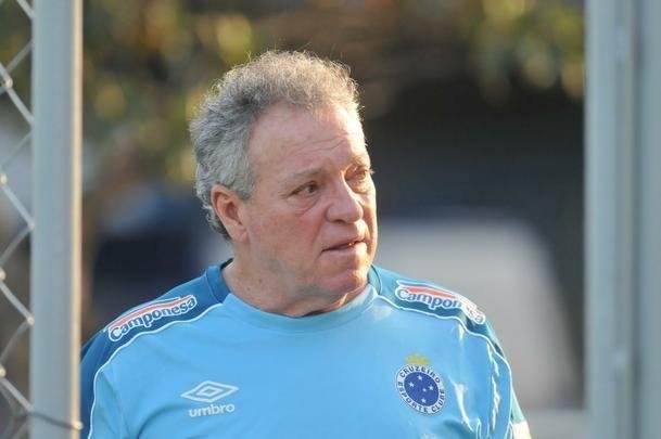 Fotos do primeiro treino de Abel Braga na Toca da Raposa II. Tcnico foi apresentado pelo Cruzeiro neste sbado e dirigir a equipe na segunda, s 20h, diante do Gois, no Serra Dourada, pela 22 rodada do Campeonato Brasileiro