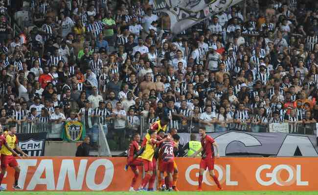 Vitor Roque comemorando seu segundo gol na partida