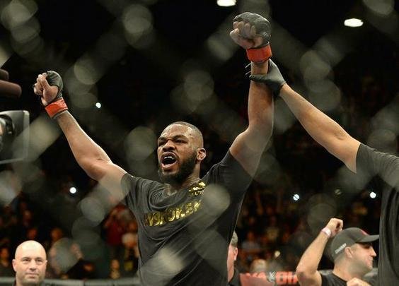 Jon Jones (bermuda vermelha) venceu Daniel Cormier por decisão unânime e manteve o cinturão