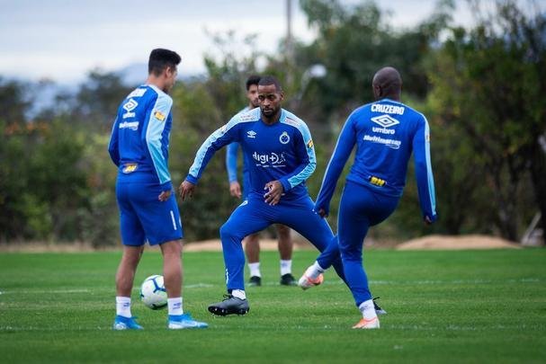 Fotos do treino do Cruzeiro na Toca da Raposa II. Time enfrenta o Internacional, nesta quarta-feira, às 21h30, no Mineirão, pela semifinal da Copa do Brasil. Mano Menezes pode apresentar novidades na escalação diante dos gaúchos.