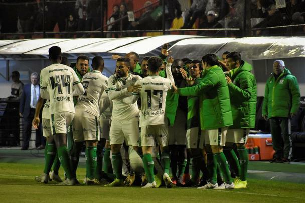 Imagens do jogo entre Amrica e Brasil de Pelotas, no interior gacho, pela Srie B do Brasileiro 