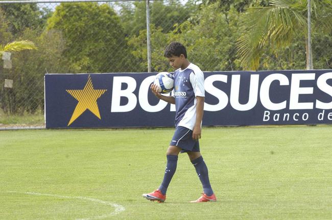 Dudu jogou pelo Cruzeiro aos 17 anos e 5 meses, em 14 de junho de 2009, na derrota por 3 a 1 para o Palmeiras, em So Paulo, pela sexta rodada do Campeonato Brasileiro. Ao todo, o atacante contabilizou trs gols em 26 partidas pelo clube.