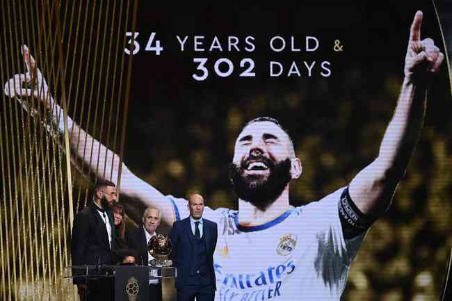 Bola de Ouro: Benzema, do Real Madrid, recebe prêmio de melhor do mundo -  Superesportes