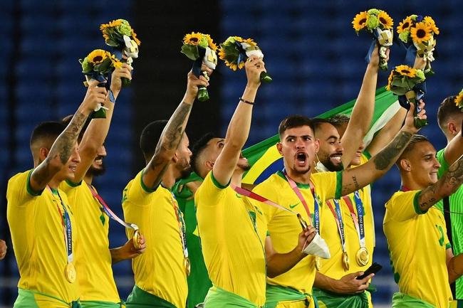 Jogadores da Sele��o Brasileira recebem a medalha de ouro pela conquista ol�mpica no futebol