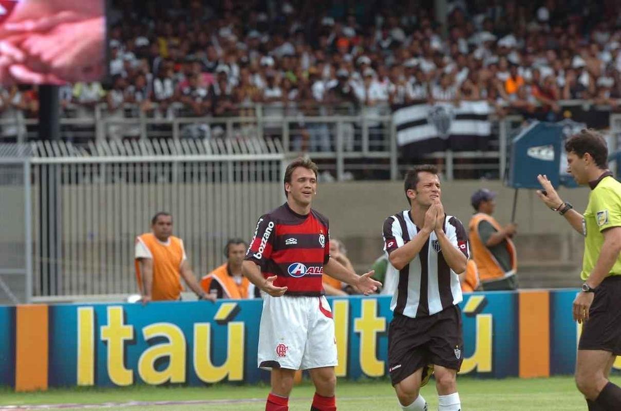 No Brasileiro de 2009, o Galo ainda sonhava com o ttulo nacional, mas as esperanas foram por gua abaixo com a derrota por 3 a 1 para o Flamengo, no Mineiro. Ricardinho marcou a favor do Alvinegro, enquanto Petkovic, Adriano e Maldonado fizeram para os cariocas. O jogo fez parte da arrancada do Rubro-Negro na conquista do ttulo.