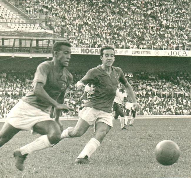 11/04/1966 - Os jogadores Dirceu Lopes e Tosto, do Cruzeiro, em jogo no Mineiro, em Belo Horizonte, em abril de 1966.
