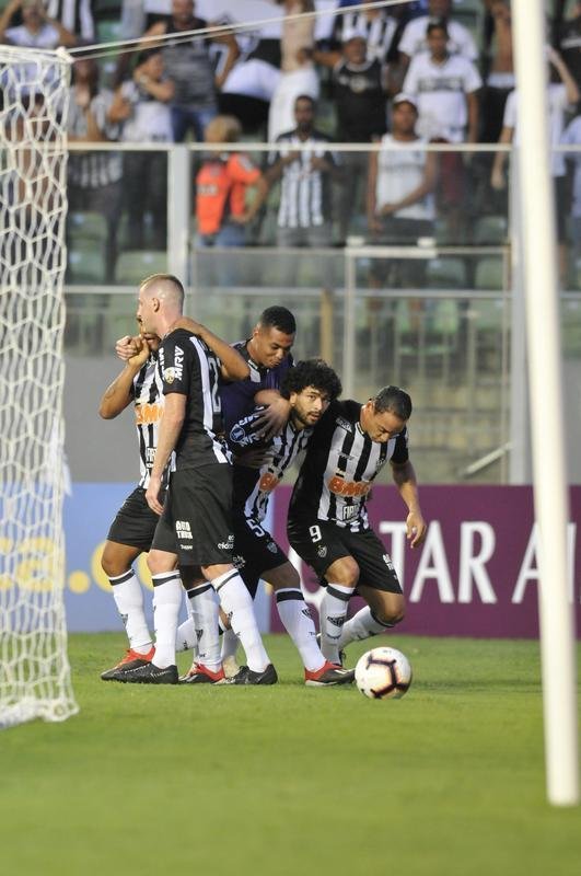 No primeiro tempo, Atltico abriu 3 a 1 no placar, com gols de Luan e Ricardo Oliveira (2)
