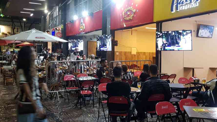 Atleticanos em bares na Savassi, em BH, durante a final da Copa do Brasil contra o Athletico-PR.