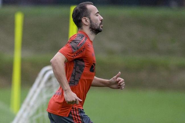Éverton Ribeiro será poupado contra o Coelho