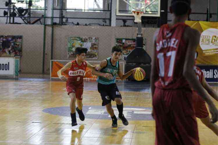 Torneio de basquete reúne mais de 500 atletas de vários países em