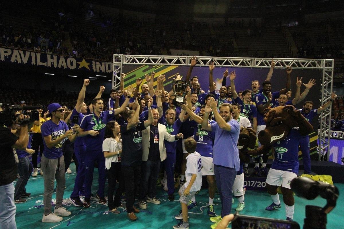 Depois da vitria sobre o Sesi, jogadores do Cruzeiro fizeram grande festa no Mineirinho, em BH