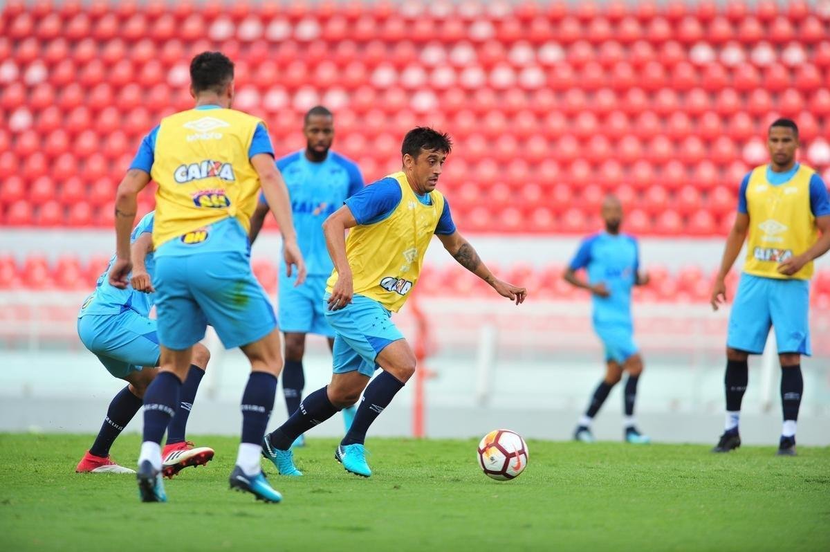 Fotos do treino do Cruzeiro no estdio Libertadores de Amrica, casa do Independiente, em Avellaneda. Time celeste fechou preparao para o jogo contra o Racing, s 21h30 desta tera-feira, no El Cilindro, pela primeira rodada do Grupo 5 da Copa Libertadores (Ramon Lisboa/EM D.A Press)