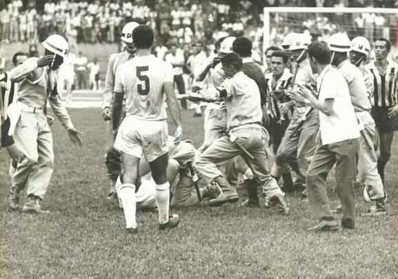 Cinquenta e seis dias depois de inaugurado, o Mineirão recebeu o primeiro clássico, pelo Campeonato Mineiro. A partida, no entanto, não chegou a seu final. Aos 34min do segundo tempo, quando a Raposa vencia por 1 a 0, gol de Tostão, o árbitro Juan de la Pásion Artez marcou pênalti de Décio Teixeira sobre Wilson Almeida. Os jogadores do Galo reclamaram que a falta havia sido fora da área e partiram para cima do árbitro. A Polícia Militar entrou em campo, e a confusão aumentou. Juan de la Pásion encerrou o jogo por falta de segurança.