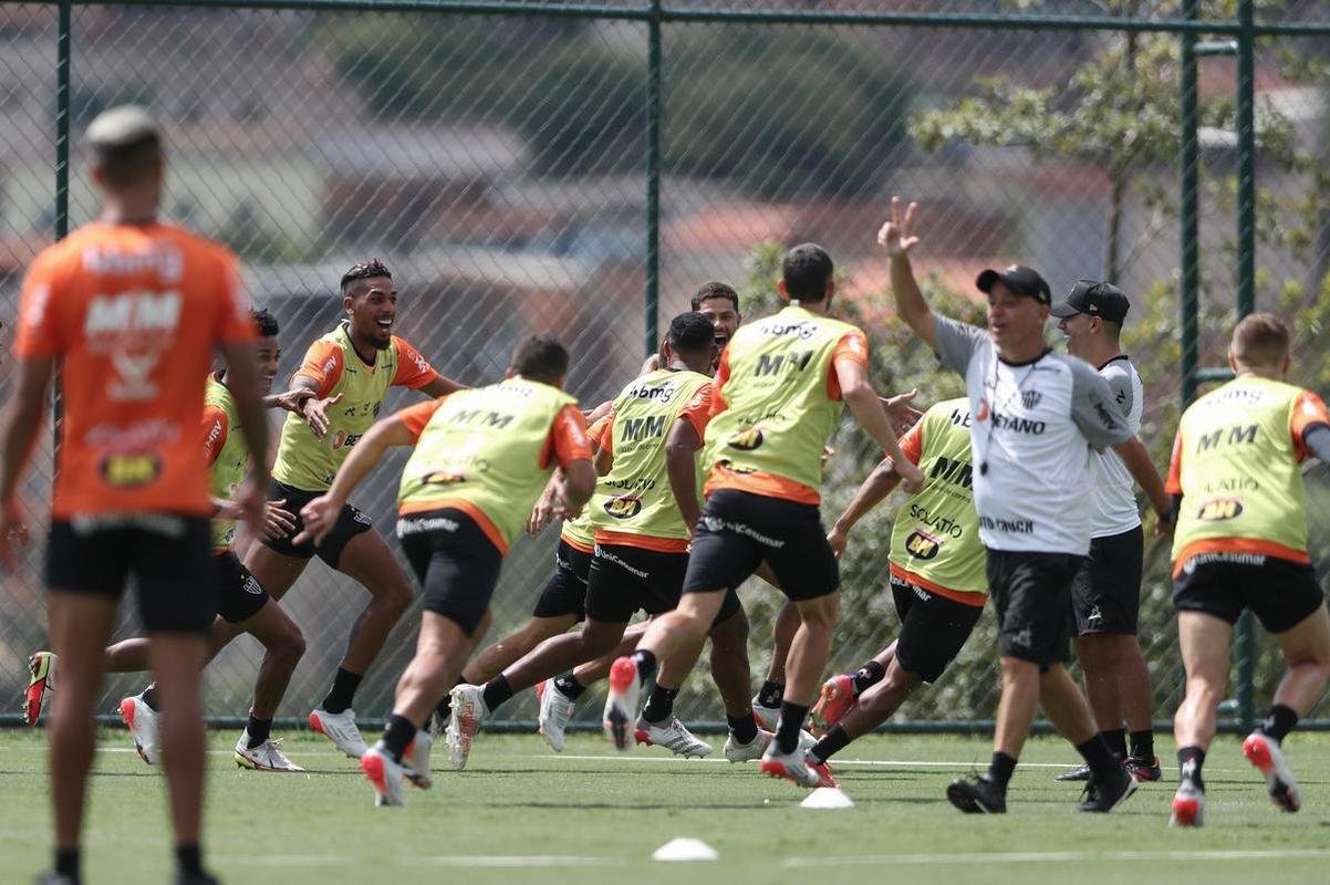 Com seriedade, mas tambm descontrao, o Atltico treinou sob sol forte na manh desta sexta-feira (21), na Cidade do Galo, em Vespasiano. Este foi o quinto dia de pr-temporada para o clube mineiro em 2022, sob o comando do tcnico argentino Antonio 'El Turco' Mohamed. Novas baixas, o volante Allan e o atacante Keno testaram positivo para COVID-19 e no participaram das atividades (ambos cumprem perodo de sete dias de isolamento social).