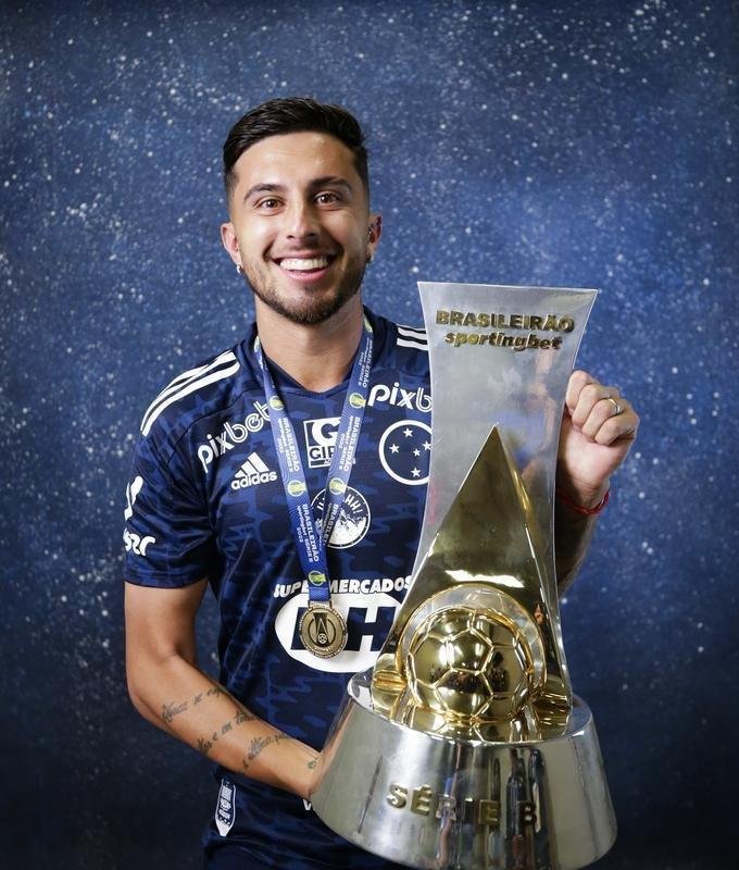Leo Pais: indicao do tcnico Pezzolano ao Cruzeiro, o meio-campista uruguaio tem futuro indefinido aps no renovar com o Cruzeiro 