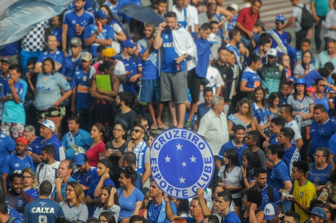 Praa Sete colorida de azul e branco! Multido cruzeirense vai s ruas celebrar a conquista do hexa da Copa do Brasil