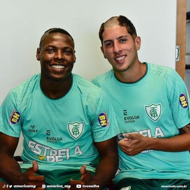 Adyson, Breno, Cssio, Jlio, Luan Campos, Mateus Henrique e Renato Marques passam por trote no Lanna Drumond