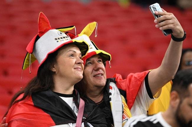 Fotos das torcidas de Espanha e Alemanha, no jogo deste domingo, no Estdio Al Bayt, em Al Khor, pelo Grupo E da Copa do Mundo