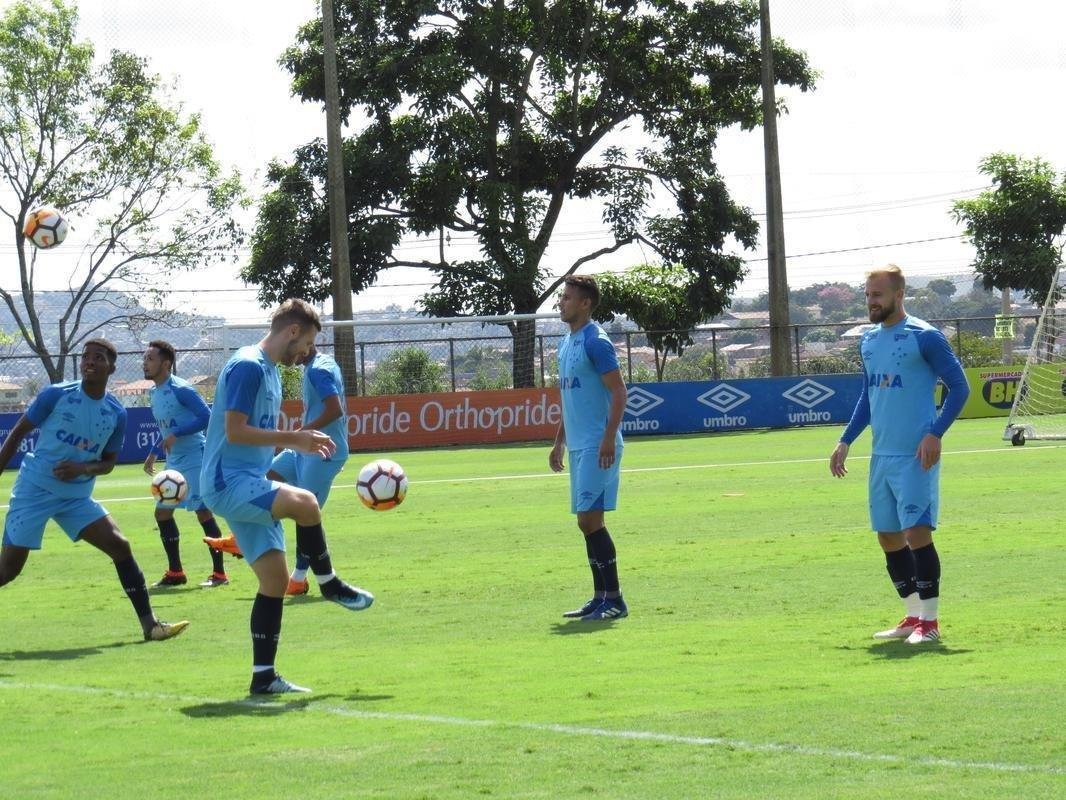 O Cruzeiro fez, nesta tera-feira, o ltimo treino em BH antes da viagem para Santiago, onde enfrenta a Universidad de Chile, pela Copa Libertadores