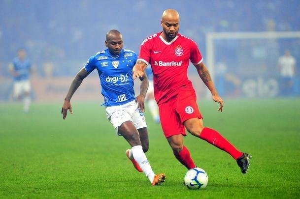 Fotos do primeiro tempo do duelo entre Cruzeiro e Internacional, no Mineiro, pela semifinal da Copa do Brasil
