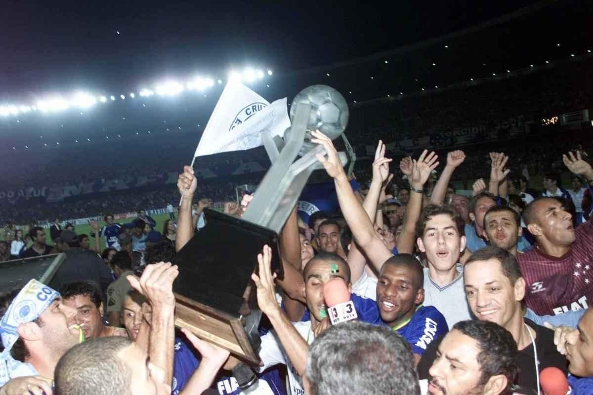 Em junho de 2003, o Cruzeiro deu o segundo passo para alcanar a indita Trplice Coroa. No dia 11 daquele ms, no Mineiro, o time dirigido por Vanderlei Luxemburgo conquistou a Copa do Brasil ao derrotar o Flamengo por 3 a 1. Os gols foram de Deivid, Aristizbal e Luiso. Alex no marcou, mas voltou a dar show em campo, assim como j havia feito no empate por 1 a 1 no duelo de ida, no Maracan, quando fez gol de letra. Aquele foi o quarto ttulo celeste no torneio de mata-matas e deu ainda mais confiana ao elenco para tambm faturar o Brasileiro no segundo semestre de 2003.