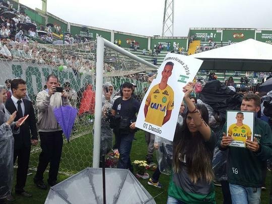 Familiares deram volta olímpica na Arena Condá com objetos e camisas das vítimas da Chapecoense. Emocionado, público cantou músicas do clube em homenagem aos mortos no acidente aéreo na Colômbia