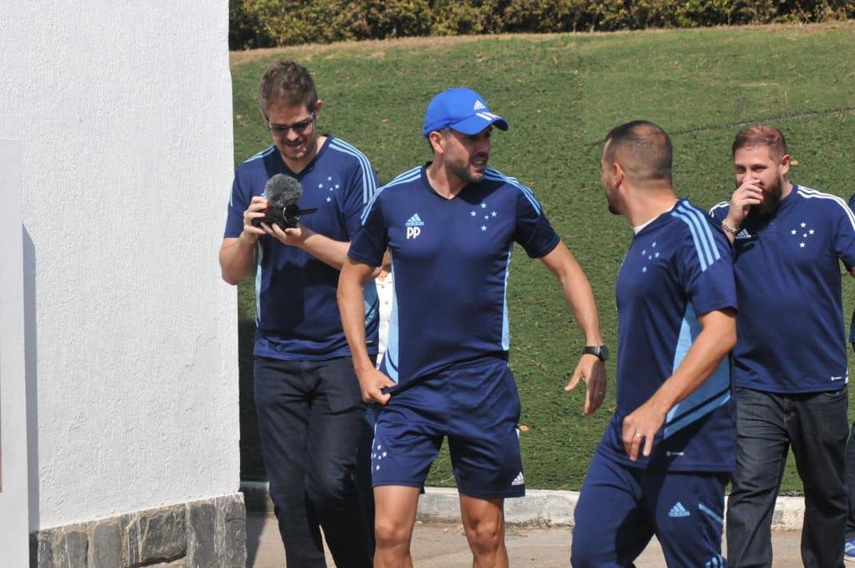 Dia movimentado na Toca: coletiva de Pezzolano, retorno da imprensa ao CT e treino em campo