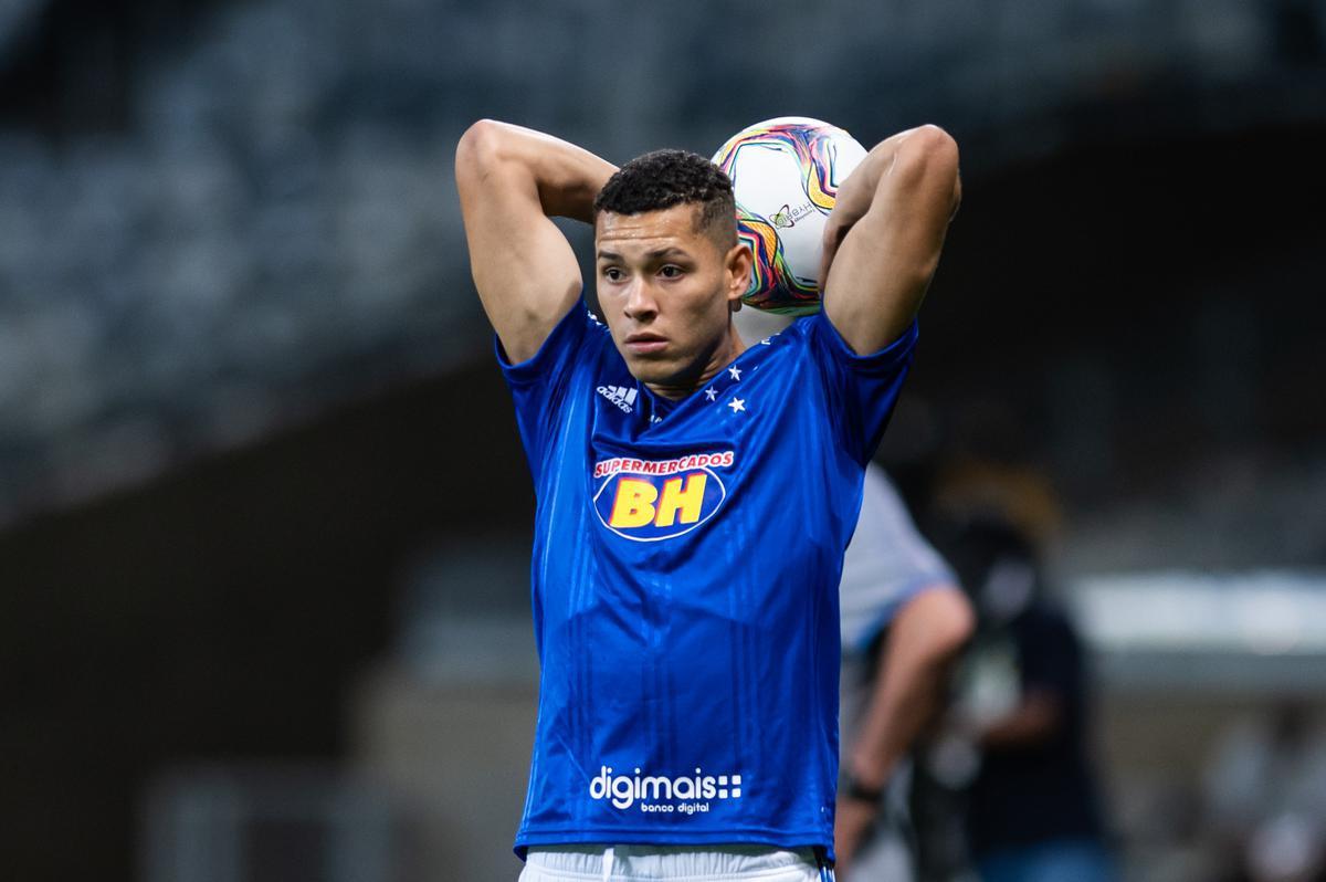 Matheus Pereira (lateral-esquerdo)