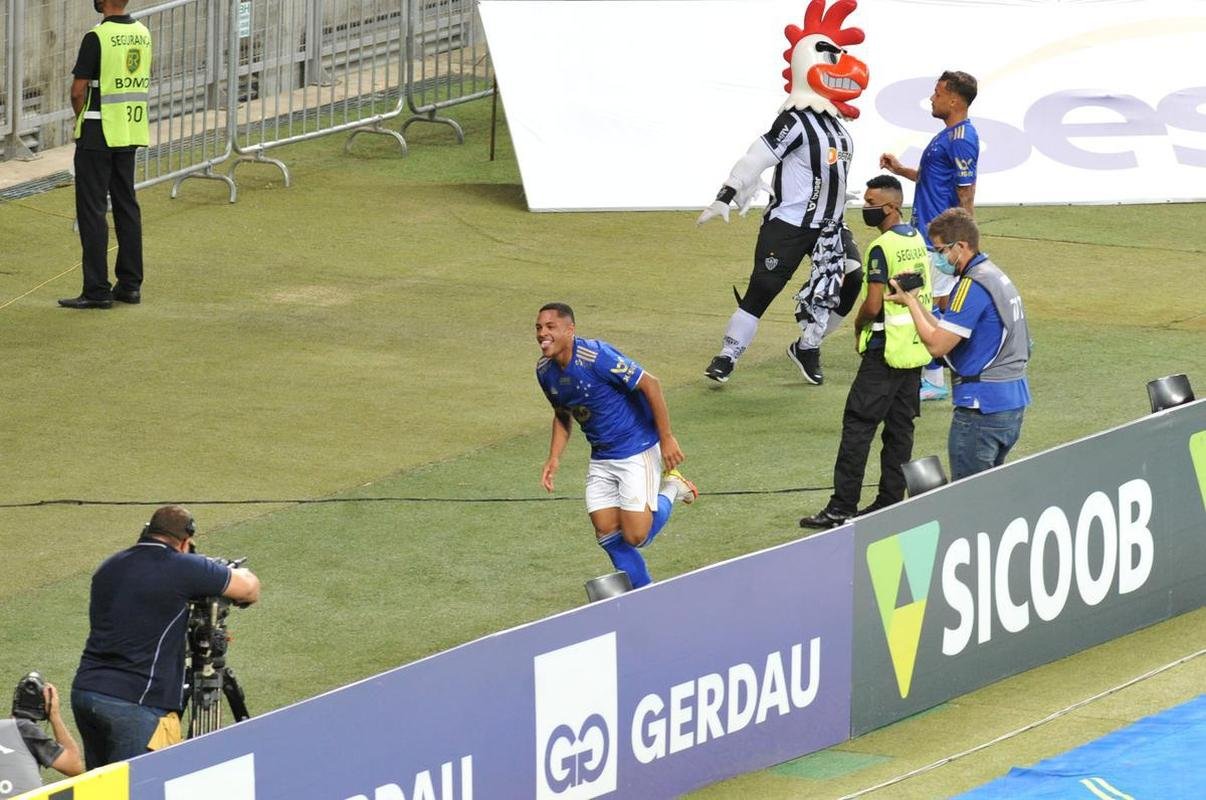 Gol de Vitor Roque, do Cruzeiro, no clssico contra o Atltico