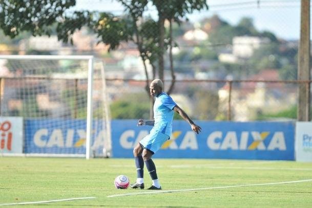 Cruzeiro se reapresentou aps estreia na Copa Libertadores e iniciou sua preparao para o clssico de domingo, s 11h, no Independncia, contra o Atltico, pela nona rodada do Mineiro. As novidades foram as presenas do atacante Sass e do zagueiro Cac, da base. Fred foi vetado devido a um estiramento na panturrilha direita. 