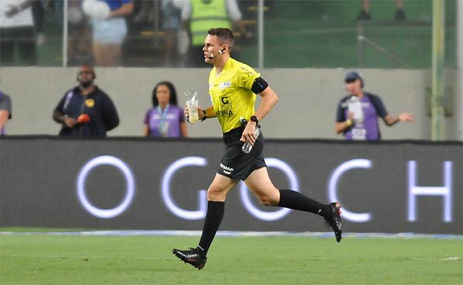 rbitro Paulo Csar Zanovelli interrompeu o jogo por cerca de um minuto para retirar uma srie de copos